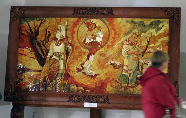 World's largest amber panel displayed in Kaliningrad - Sputnik International