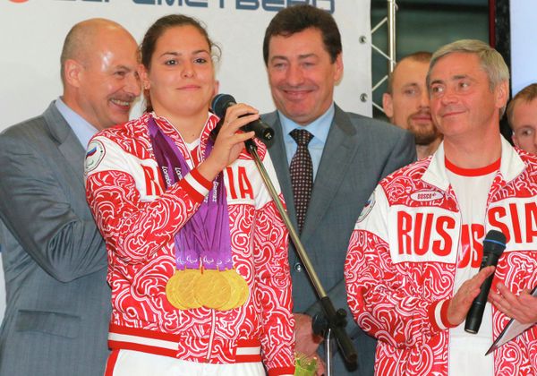 Oksana Savchenko (left) - Sputnik International