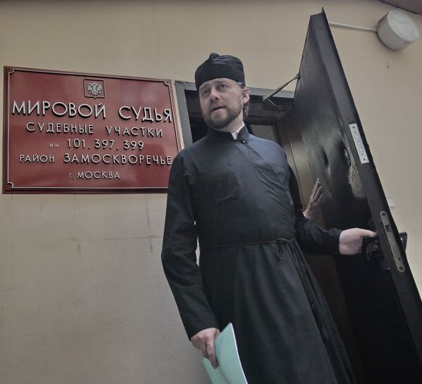 Alexei Podobedov, whose church title is Hegumen Timofei, was behind the wheel of a pricey BMW Z4 Roadster on July 31  - Sputnik International