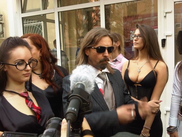 Russian Rocker ‘Spider’ Sergei Troitsky with election campaign staff in Khimki Russian Rocker ‘Spider’ Sergei Troitsky with election campaign staff in Khimki - Sputnik International