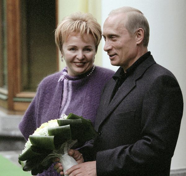 May 24, 2002. Vladimir Putin and his wife, Lyudmila Putin, before meeting with US President George W. Bush. - Sputnik International