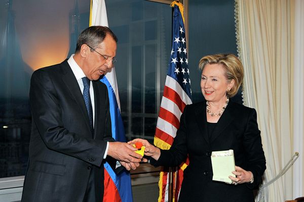 U.S. Secretary of State Hillary Clinton gives Russian Foreign Minister Sergei Lavrov the block with a red button marked reset in English and overload in Russian during a meeting in Geneva on March 6, 2009 U.S. Secretary of State Hillary Clinton gives Russian Foreign Minister Sergei Lavrov the block with a red button marked reset in English and overload in Russian during a meeting in Geneva on March 6, 2009 - Sputnik International