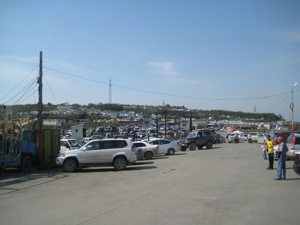 A view of the Zelyony Ugol (“Green Corner”), Vladivostok’s famous, but dwindling car market A view of the Zelyony Ugol (“Green Corner”), Vladivostok’s famous, but dwindling car market - Sputnik International
