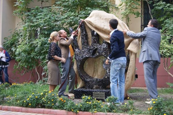 Steve Jobs Monument Unveiled in Ukraine          - Sputnik International