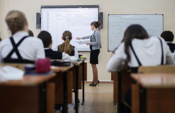 Putin to Fall Short on Teacher Pay Hike Pledge - Sputnik International