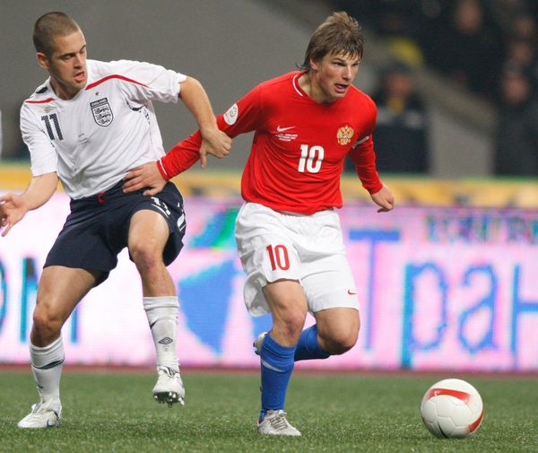 Joe Cole (left) - Sputnik International