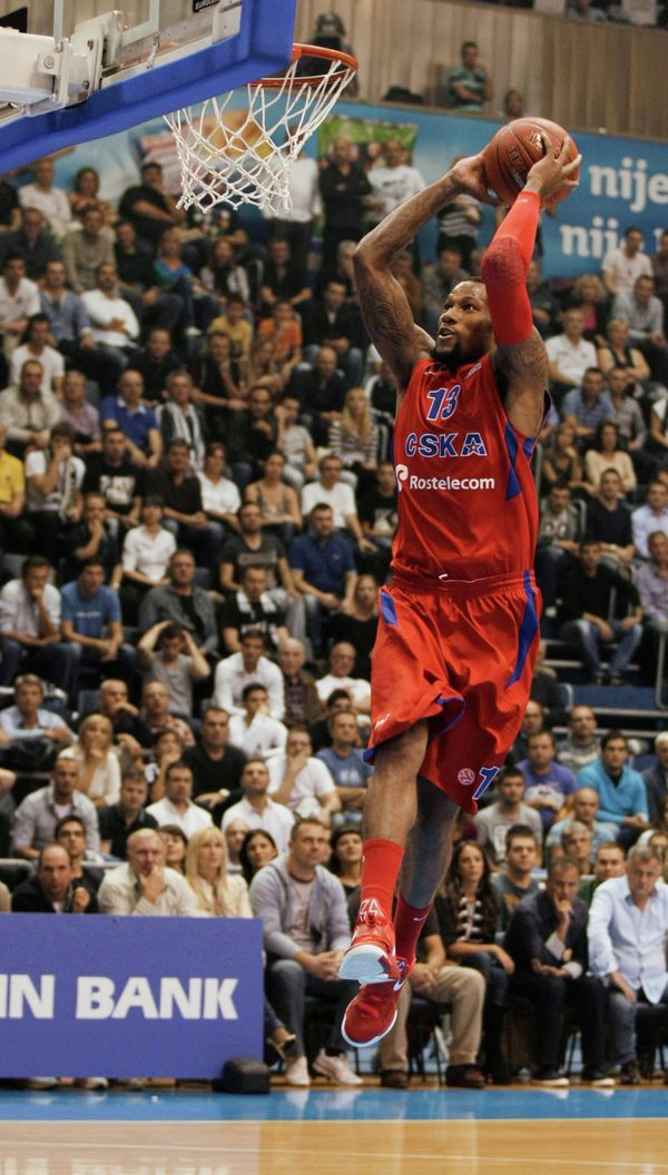 Sonny Weems going up to the basket for two-handed slam - Sputnik International
