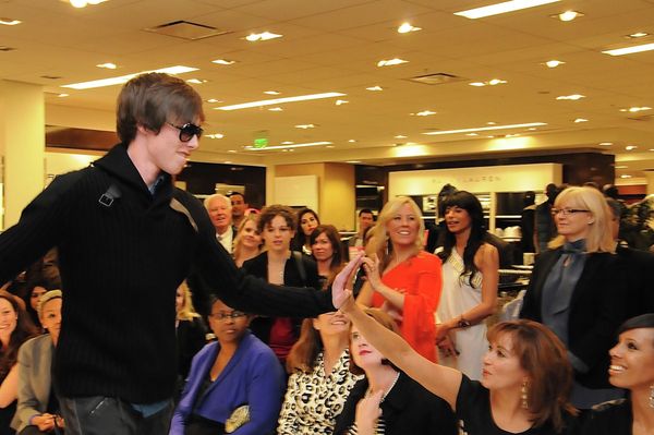 The hottest “nerds” in the Washington area put their calculators away to strut their stuff on the catwalk as models in Microsoft’s third annual “Geek 2 Chic” fashion show held at Bloomingdale’s - Sputnik International