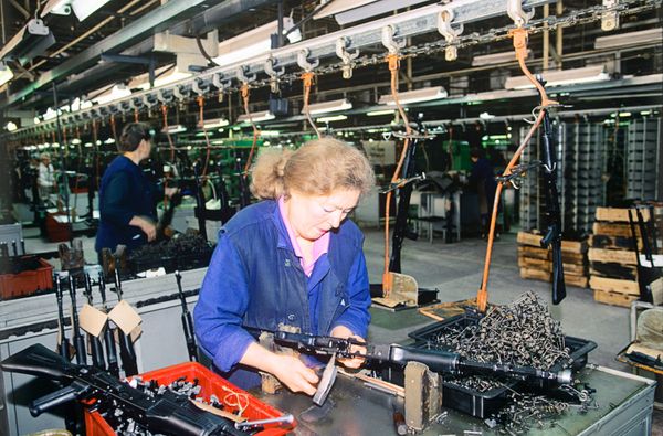 Kalashnikov assault rifles being made at Izhmash - Sputnik International