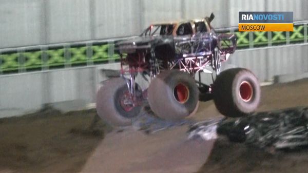 Monster Trucks crush cars in Moscow - Sputnik International