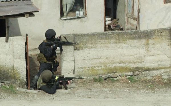 Law-enforcers seized weapons, explosives and ammunition in the terrorists's hideout - Sputnik International