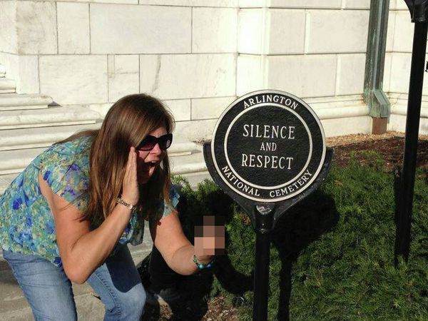 Lindsey Stone, 30, posted to her Facebook page a controversial photo at Arlington National Cemetery - Sputnik International