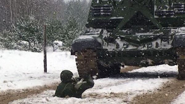 Women throw grenades, shoot assault rifles, and duck under tanks - Sputnik International