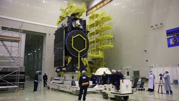 Yamal-402 communications satellite at the Khrunichev State Research and Production Space Center - Sputnik International