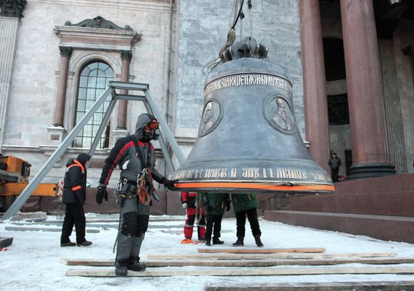 St. Petersburg Cathedral Gets Largest Bell Back St. Petersburg Cathedral Gets Largest Bell Back - Sputnik International