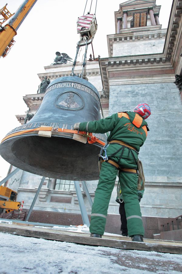 St. Petersburg Cathedral Gets Largest Bell Back St. Petersburg Cathedral Gets Largest Bell Back - Sputnik International