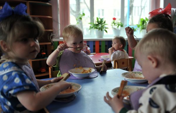 Kremlin Comment Unlikely to Change Russian Adoption Ban - Sputnik International