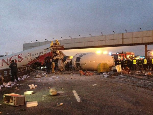 Plane Overshoots Moscow Airport Runway, Catches Fire - Sputnik International