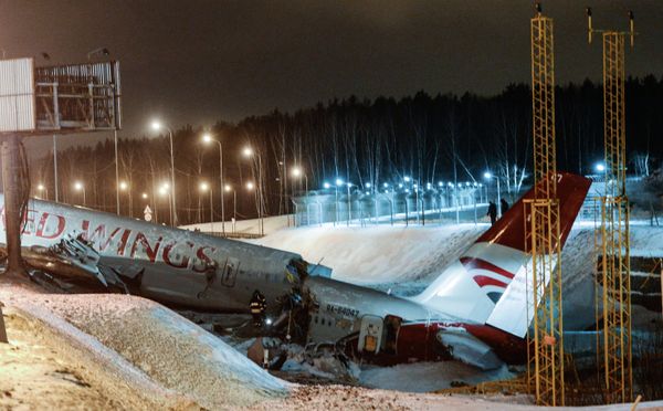 Plane Overshoots Moscow Airport Runway, Catches Fire - Sputnik International