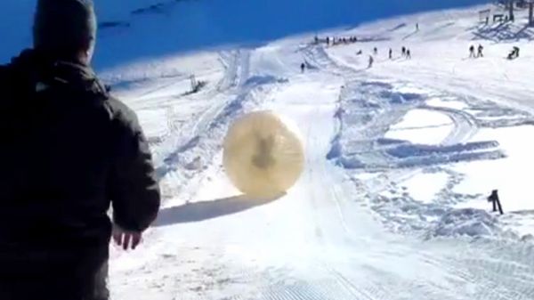 An extreme sports enthusiast died and another was seriously injured when an inflatable ball they were in rolled down a snowy mountain and plunged off a cliff - Sputnik International