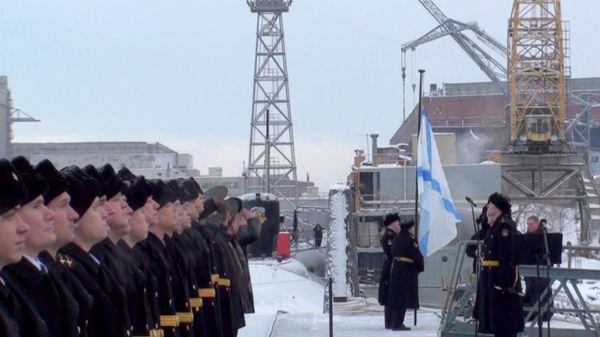 Russian Naval Flag Hoisted Aboard Yury Dolgoruky Submarine - Sputnik International