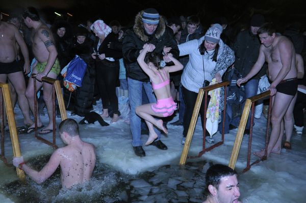 More than 82,000 bathe in icy water on Epiphany in Moscow - Sputnik International