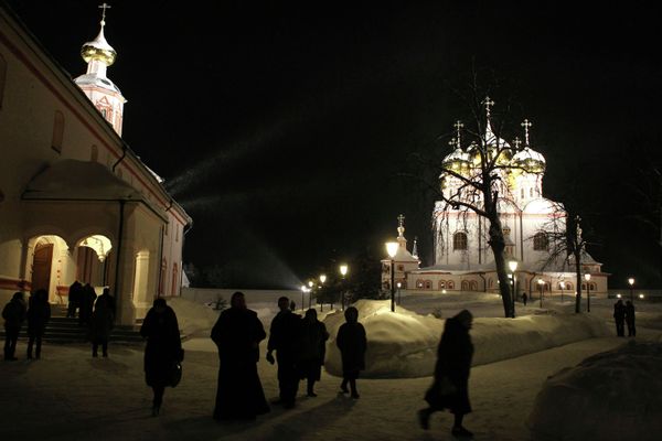 Russians Dive into Icy Waters to Celebrate Epiphany - Sputnik International