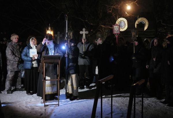 Russians Dive into Icy Waters to Celebrate Epiphany - Sputnik International