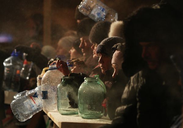 Russians Dive into Icy Waters to Celebrate Epiphany - Sputnik International