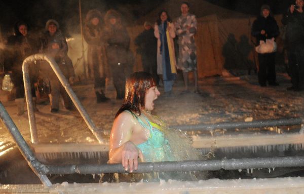 Russians Dive into Icy Waters to Celebrate Epiphany - Sputnik International