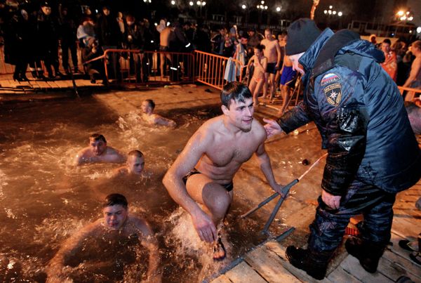 Russians Dive into Icy Waters to Celebrate Epiphany - Sputnik International