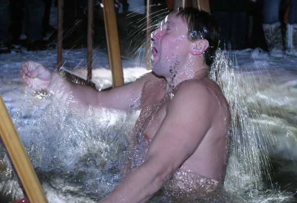 Russians Dive into Icy Waters to Celebrate Epiphany - Sputnik International