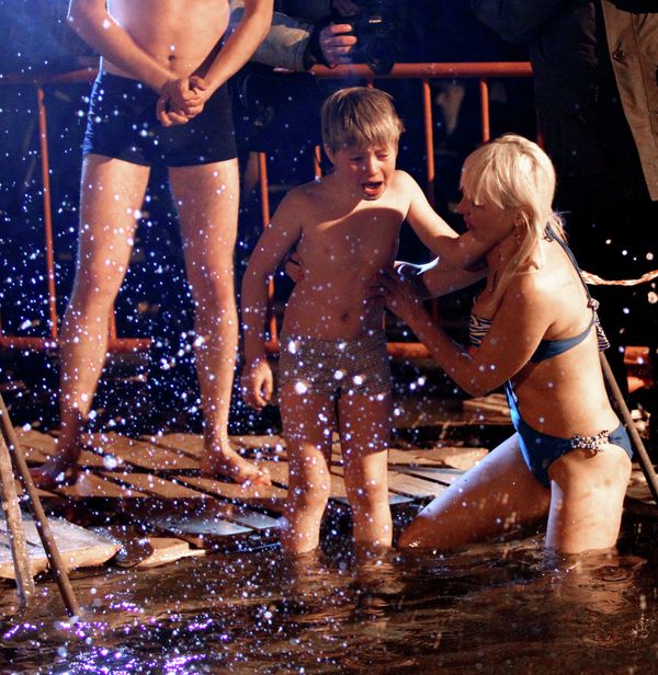 Russians Dive into Icy Waters to Celebrate Epiphany - Sputnik International