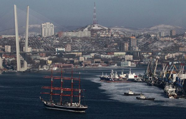 Sedov docks in Vladivostok during its round-the-world tour - Sputnik International