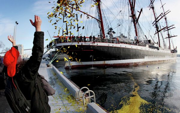 Sedov docks in Vladivostok during its round-the-world tour - Sputnik International