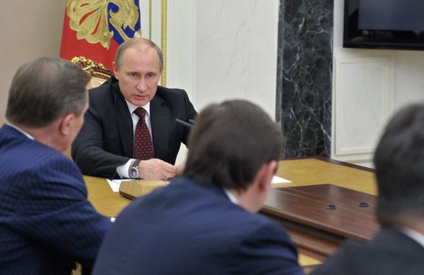 Russian President Vladimir Putin speaks during a meeting with his envoys to Russian federal districts - Sputnik International