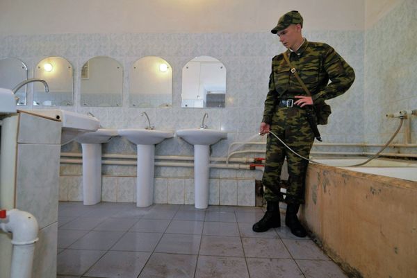 Russian Defense Chief Promises Soldiers Showers by Year End - Sputnik International