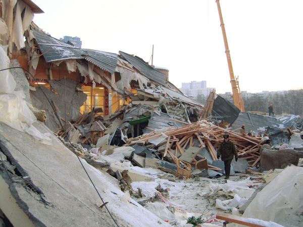 The roof of the Transvaal aquapark in Moscow caved-in under the amassed snow, killing 28 people and injuring over 100, who were celebrating St. Valentine’s holiday there on February 14 - Sputnik International