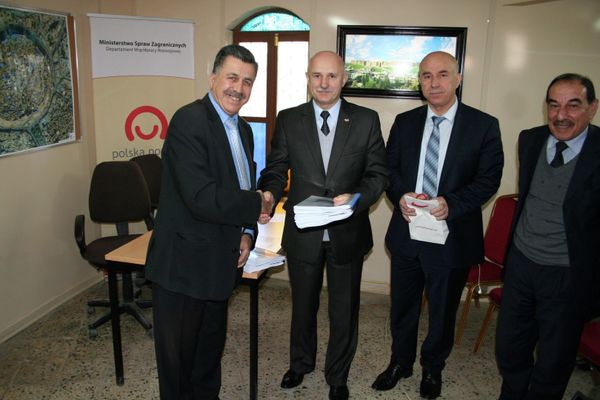 Polish Ambassador to Iraq Lech Stefaniak (center) Polish Ambassador to Iraq Lech Stefaniak (center) - Sputnik International