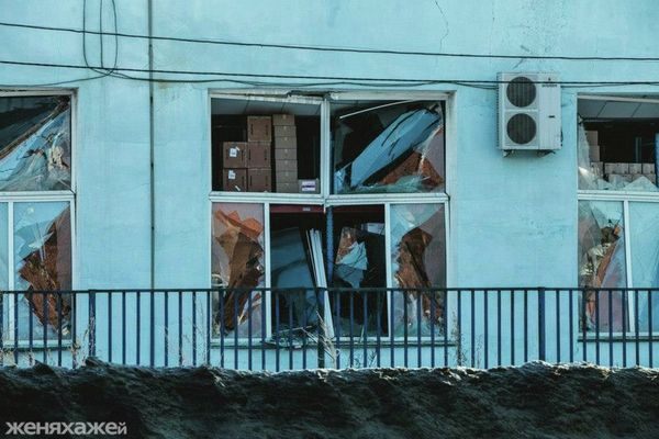 Windows reportedly broken by the impact of the meteor fragments that fell on Russia on Friday - Sputnik International