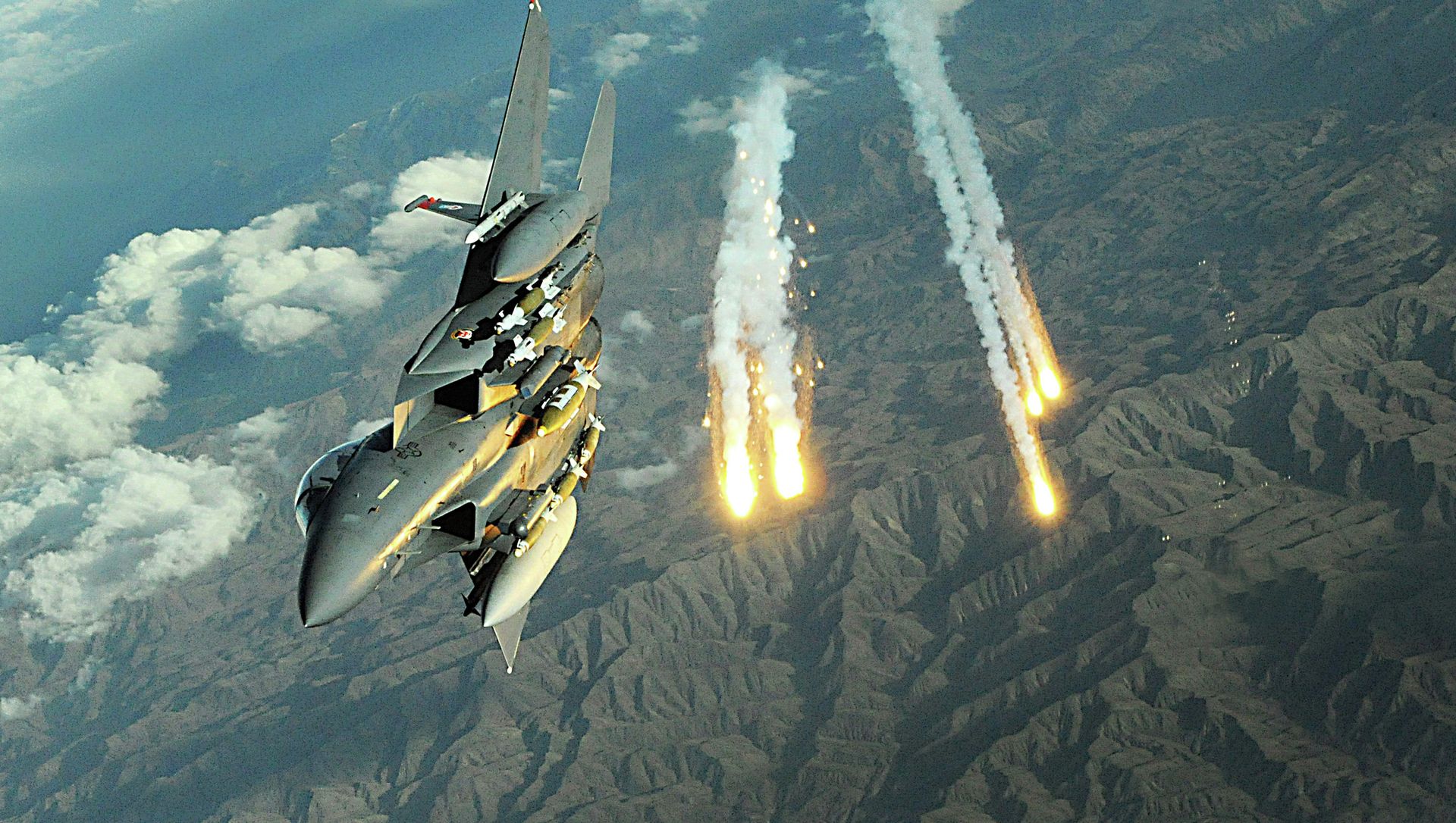 An F-15E Strike Eagle deploys flairs during a mission over Afghanistan An F-15E Strike Eagle deploys flairs during a mission over Afghanistan - Sputnik International, 1920, 15.07.2021