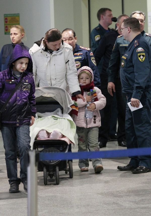 Russian Emergencies Ministry planes evacuated some 100 Russians from war-stricken Syria - Sputnik International
