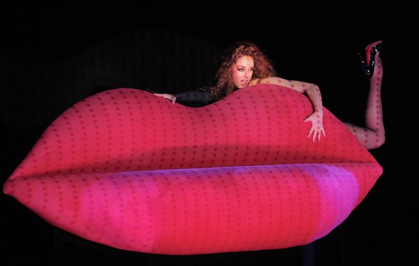 The Magic of Bodies and Light: Crazy Horse Cabaret Show in Moscow - Sputnik International