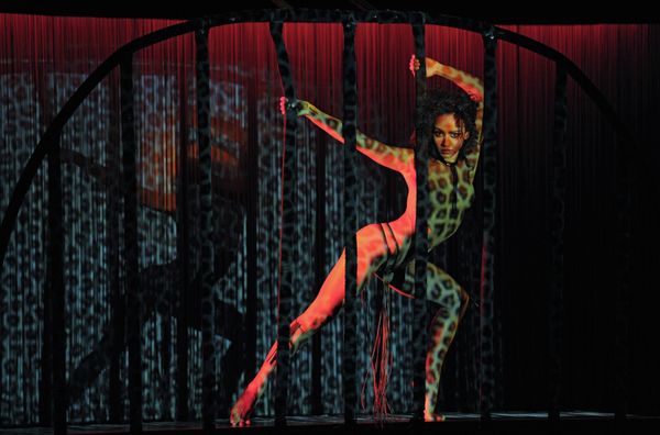 The Magic of Bodies and Light: Crazy Horse Cabaret Show in Moscow - Sputnik International