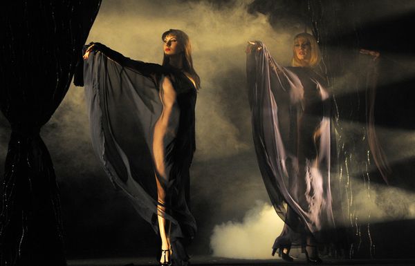 The Magic of Bodies and Light: Crazy Horse Cabaret Show in Moscow - Sputnik International