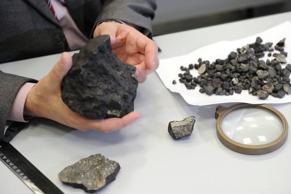 Meteorite Fragment Weighing Over 2 Lbs Found in Chelyabinsk - Sputnik International