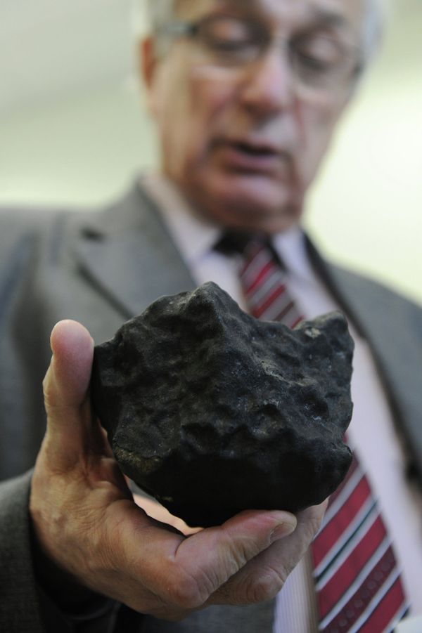Meteorite Fragment Weighing Over 2 Lbs Found in Chelyabinsk - Sputnik International