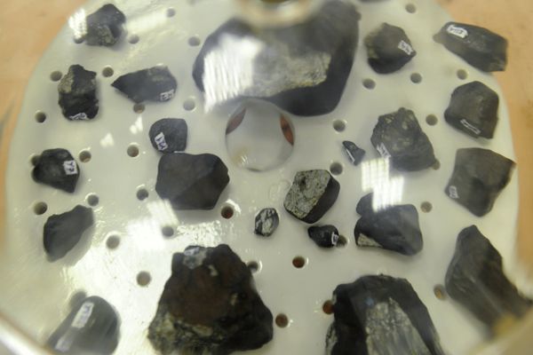 Meteorite Fragment Weighing Over 2 Lbs Found in Chelyabinsk - Sputnik International