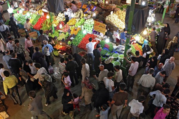 Iranians shop at Tajrish Bazaar in Tehran Iranians shop at Tajrish Bazaar in Tehran - Sputnik International
