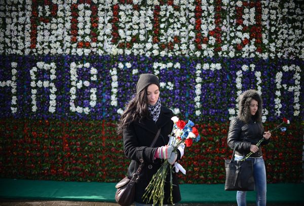 Flower wall in the Novopushkinsky public garden in Moscow built by an art group Lyudi (People) - Sputnik International